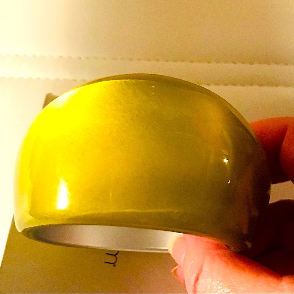 SOHO Vintage 90’s fluorescent bangle in citrine lucite in excellent condition.